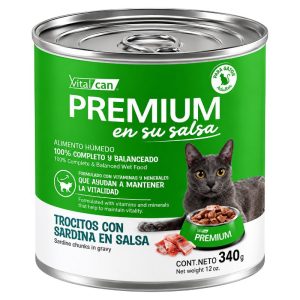 <strong>Vitalcan Premium</strong> lata Gato Adulto Trocitos Con Sardina En Salsa, 340 gr
